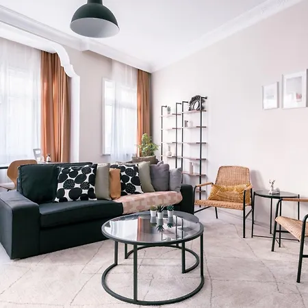 Modern Spacious Flat W Balcony 5 Min To Taksim *