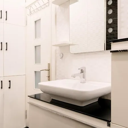 Modern Spacious Flat W Balcony 5 Min To Taksim Istanboel