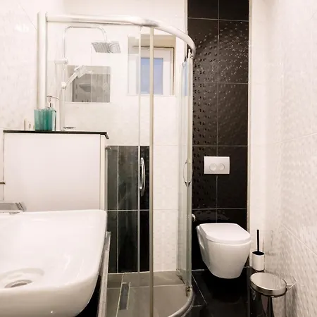 Modern Spacious Flat W Balcony 5 Min To Taksim * Istanboel